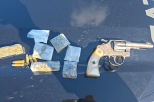 Arma e drogas apreendidos