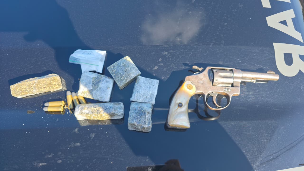 Arma e drogas apreendidos