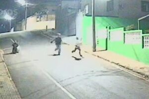 Imagens de câmera mostram o assalto no meio da rua