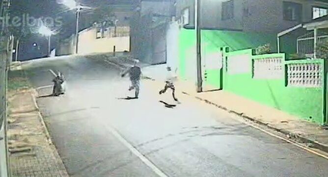 Imagens de câmera mostram o assalto no meio da rua