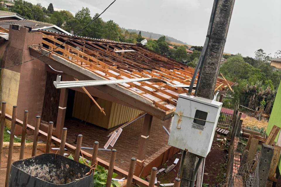Temporal arrancou telhados das casas
