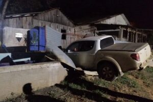 Caminhonete invadiu a residência da vítima