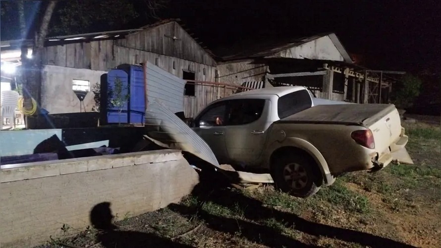 Caminhonete invadiu a residência da vítima
