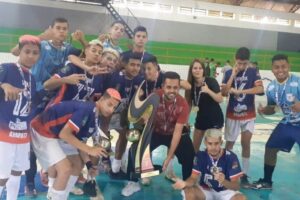 Time de futsal de Arapoti posa com o troféu da Taça Paraná Sub-16