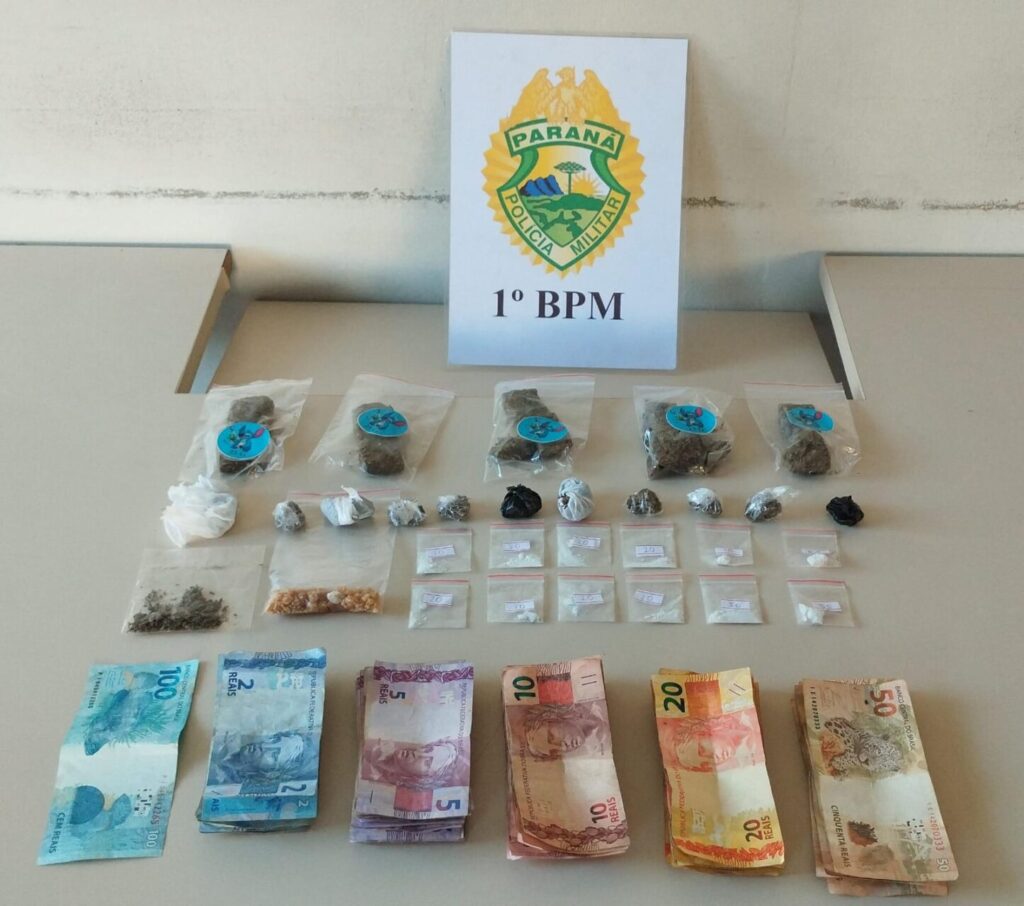 Porções de maconha, crack, cocaína e dinheiro encontrados na casa