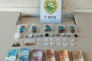 Porções de maconha, crack, cocaína e dinheiro encontrados na casa