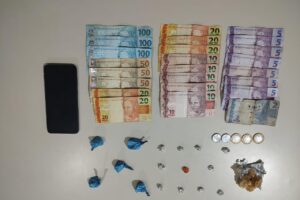 Dinheiro e drogas apreendidos