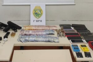 Celulares, dinheiro, armas e drogas apreendidos