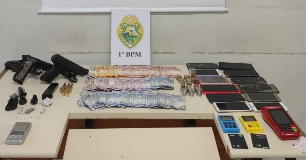 Celulares, dinheiro, armas e drogas apreendidos
