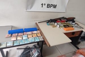 Dinheiro, drogas, armas e munições apreendidos pela PM