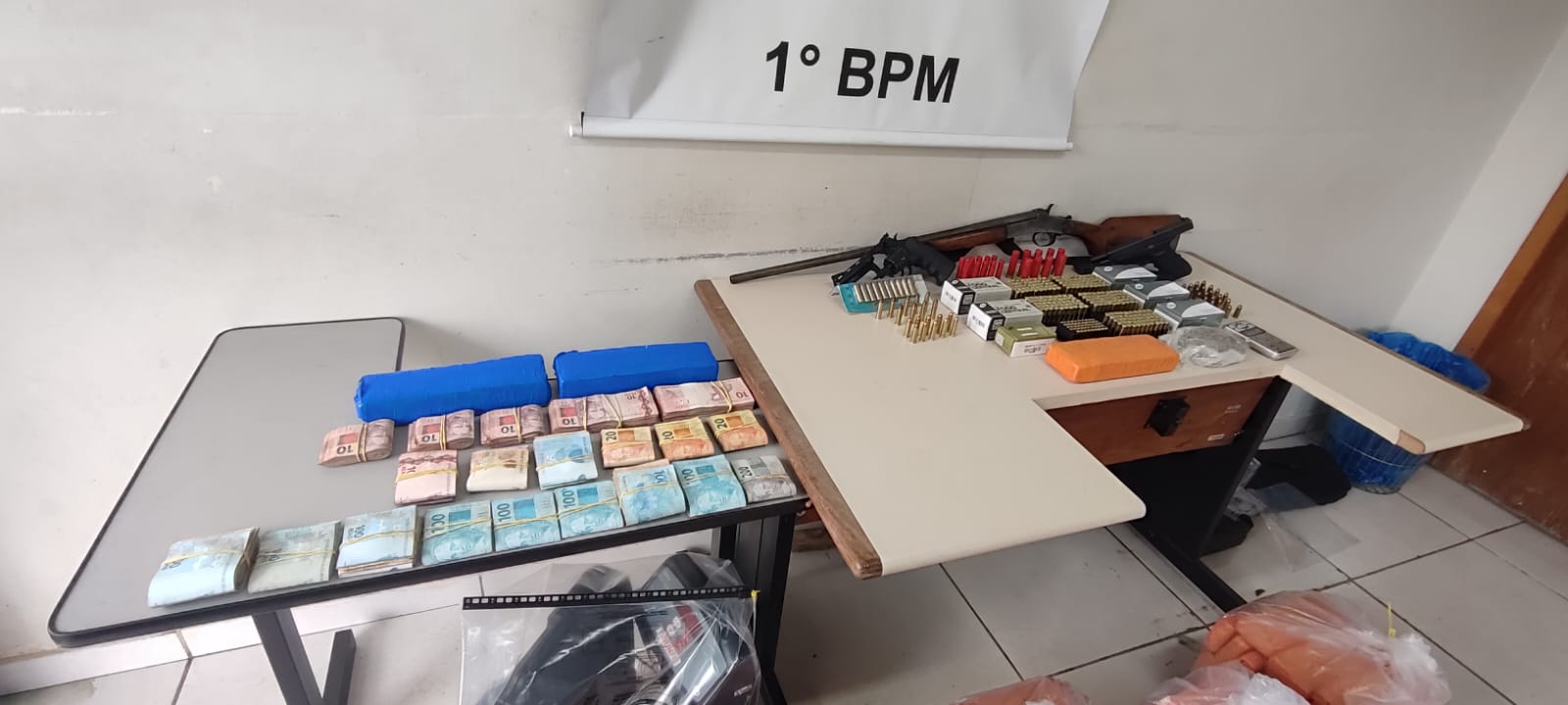 Dinheiro, drogas, armas e munições apreendidos pela PM