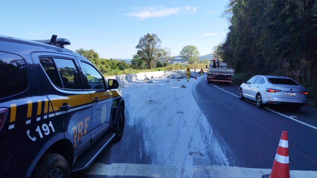 Carga de trigo esparramada pela BR-376