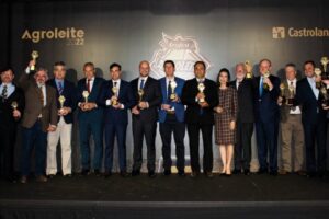 Foto dos premiados no Troféu Agroleite