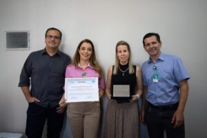 Da esquerda para direita, Dr. Rafael Rocha (Diretor de Recursos Próprios), Luciane Zanetti (Gerente Assistencial), Dra. Viviane Zeny (Gerente de Gestão Clínica) e Jorge Soistak (Gerente Administrativo Financeiro Hospitalar).