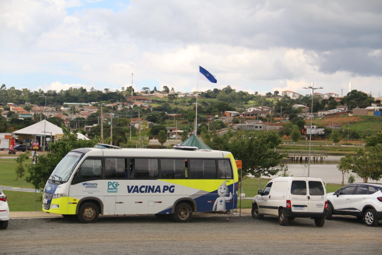 Ônibus da Vacina estacionado em Ponta Grossa junto a outro veículo.