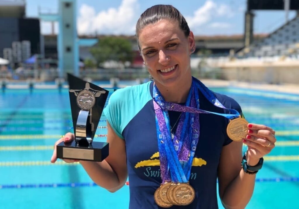 Nadadora Verônica Balsano exibe medalhas e troféus