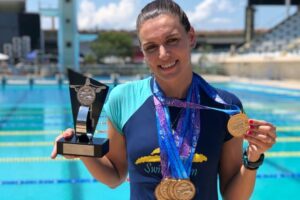 Nadadora Verônica Balsano exibe medalhas e troféus