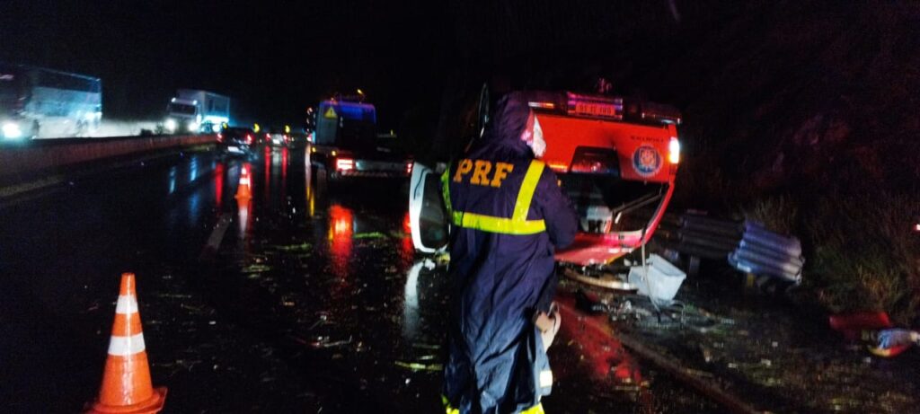 viatura dos bombeiros sofre acidente