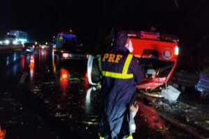 viatura dos bombeiros sofre acidente