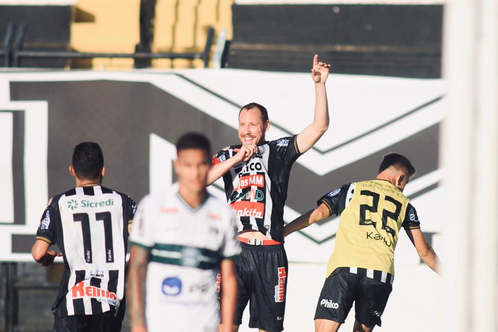 Schumacher do Operário comemora gol sobre o Coritiba