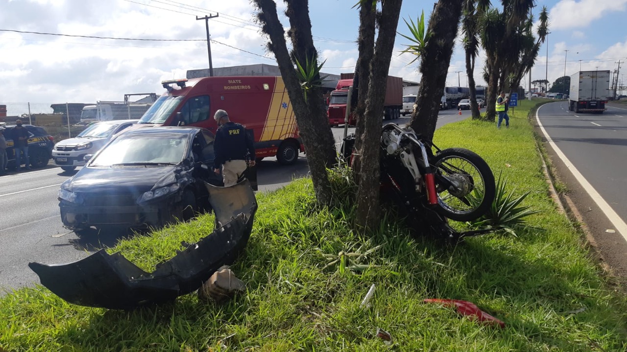 Motocicleta fica presa entre árvores após colisão