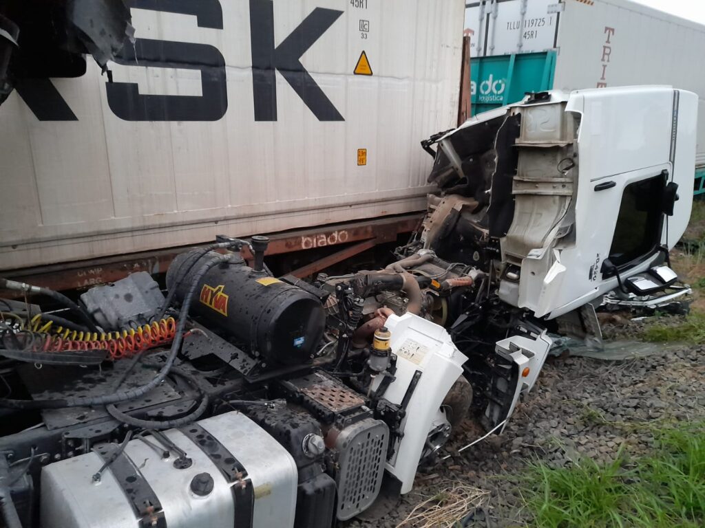 Caminhão destruído por trem