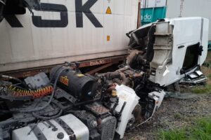Caminhão destruído por trem