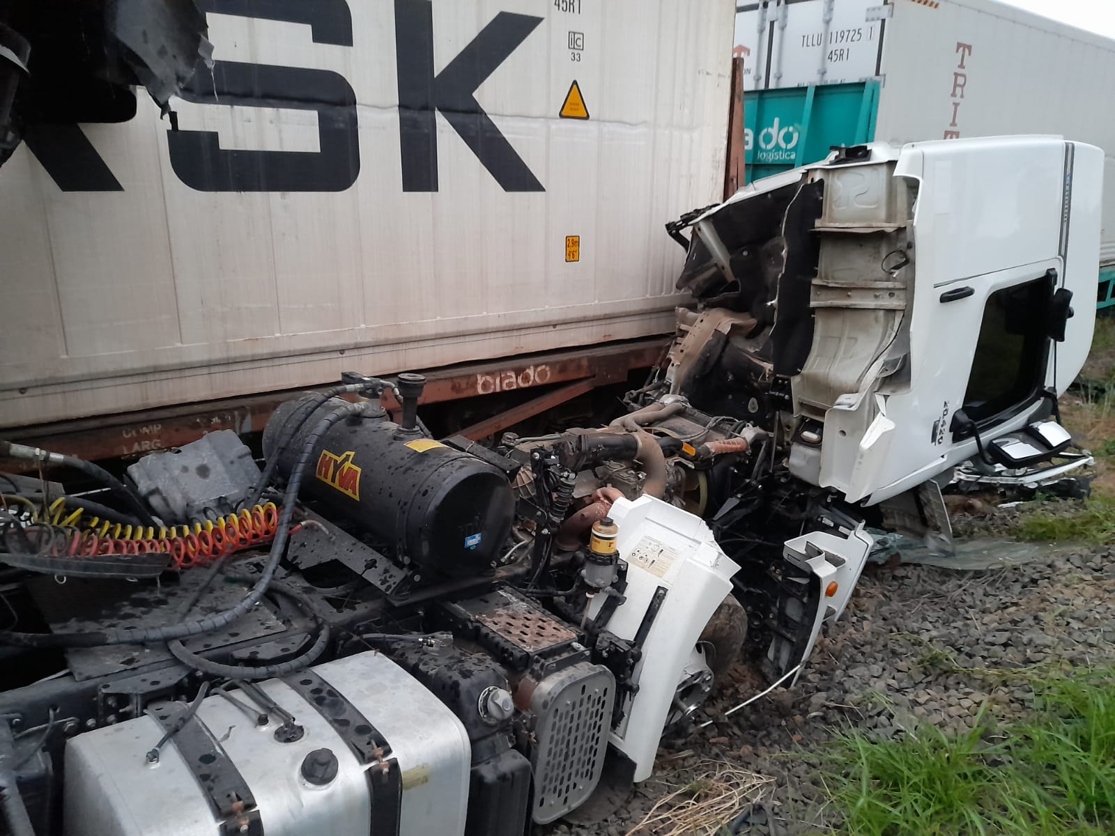 Caminhão destruído por trem