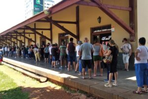 Fila por vacina em Ponta Grossa