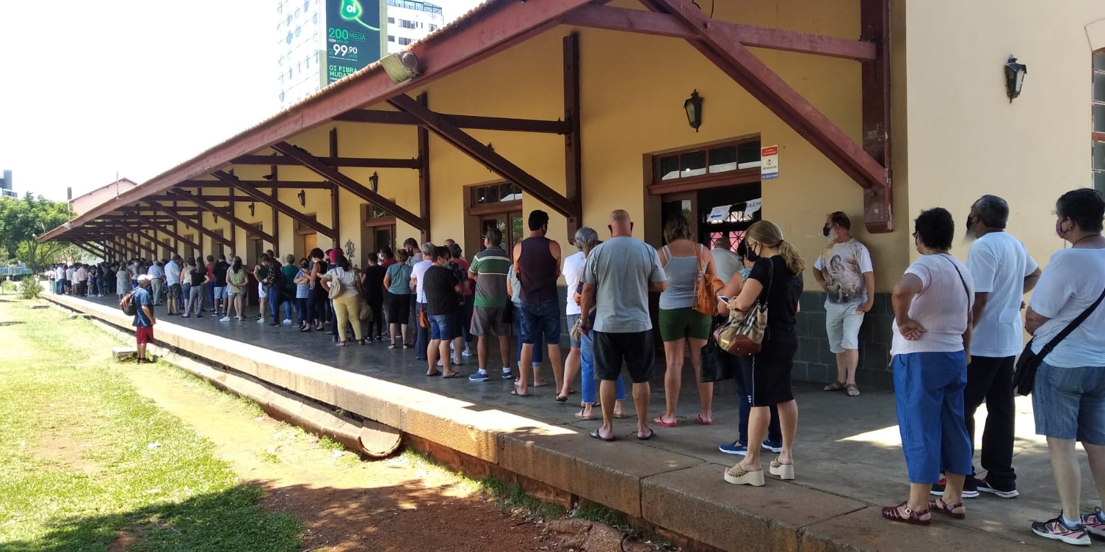 Fila por vacina em Ponta Grossa