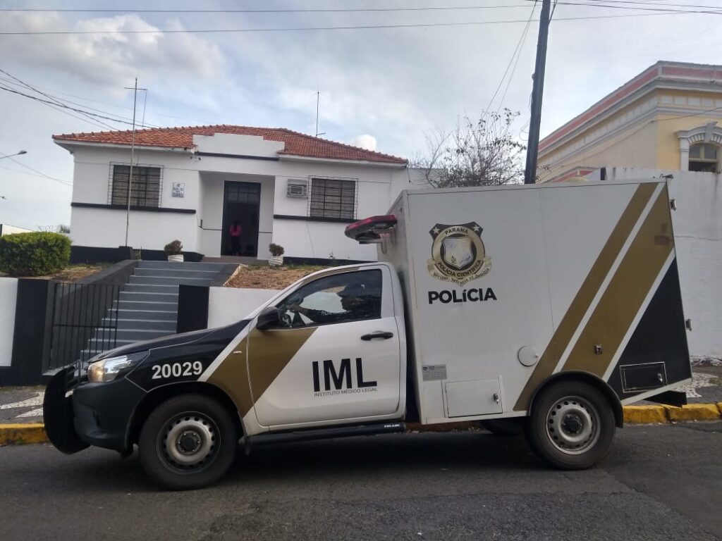 Viatura do IML em frente á delegacia de Palmeira, nos Campos Gerais do Paraná