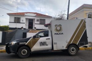 Viatura do IML em frente á delegacia de Palmeira, nos Campos Gerais do Paraná