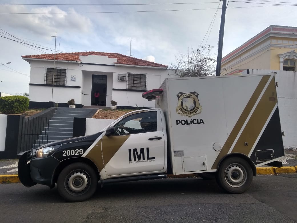 Viatura do IML em frente á delegacia de Palmeira, nos Campos Gerais do Paraná