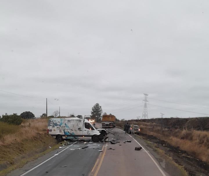 Acidente entre van e caminhão na PR-151