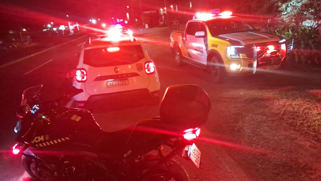 Viaturas da Guarda Civil Municipal e da PM, em Ponta Grossa, paradas diante de propriedade, durante operação noturna