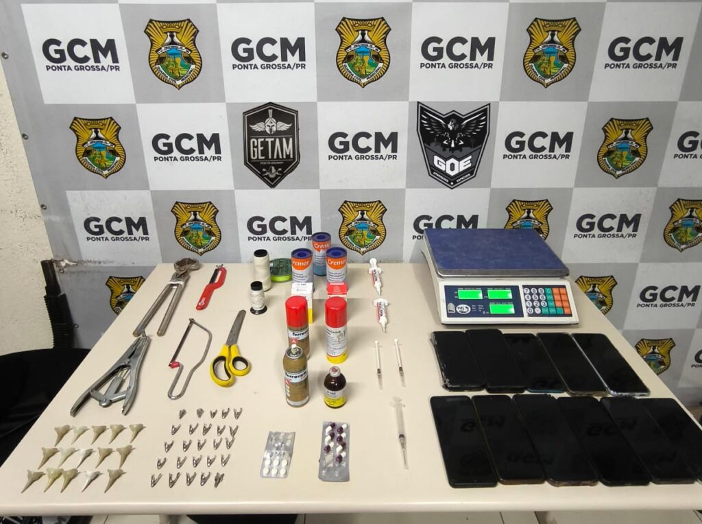 Itens apreendidos pela GCM de Ponta Grossa, durante operação contra rinha de galos