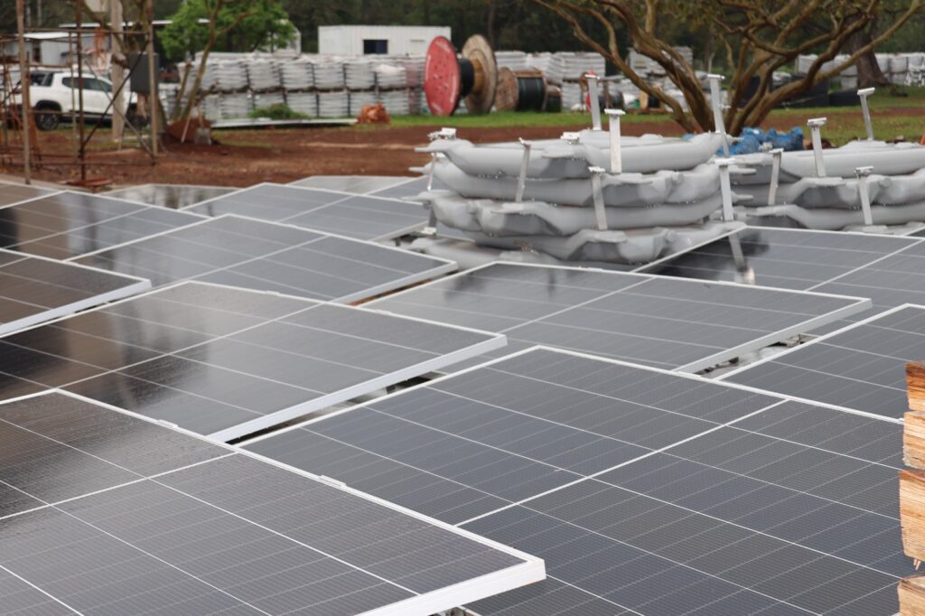 Diretores de Itaipu visitam construção de usina solar flutuante
