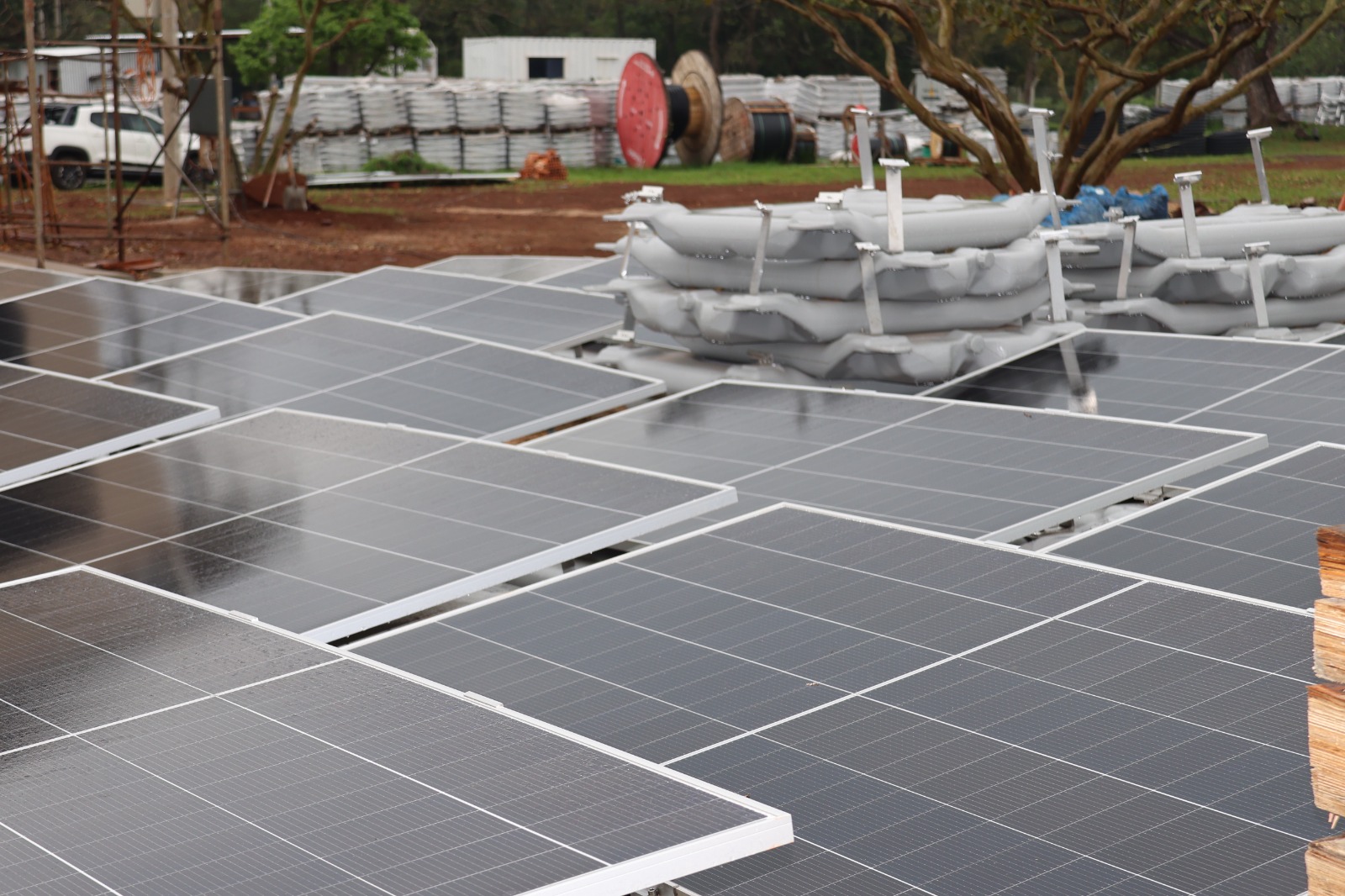 Diretores de Itaipu visitam construção de usina solar flutuante