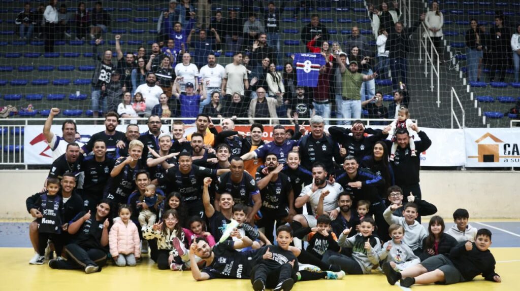 Equipe e comissão técnica da ACGF Ponta Grossa posam para foto na Série Bronze.