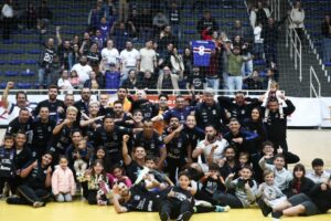 Equipe e comissão técnica da ACGF Ponta Grossa posam para foto na Série Bronze.
