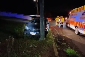 Carro bateu contra poste