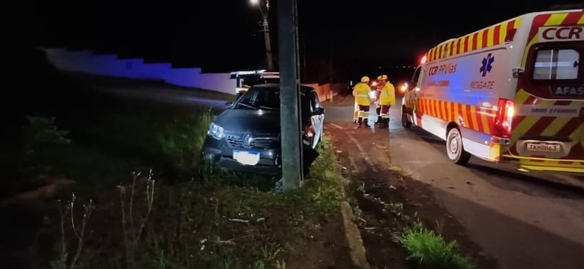 Carro bateu contra poste