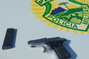 Arma encontrada no carro