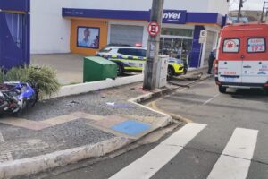 Acidente entre van e moto