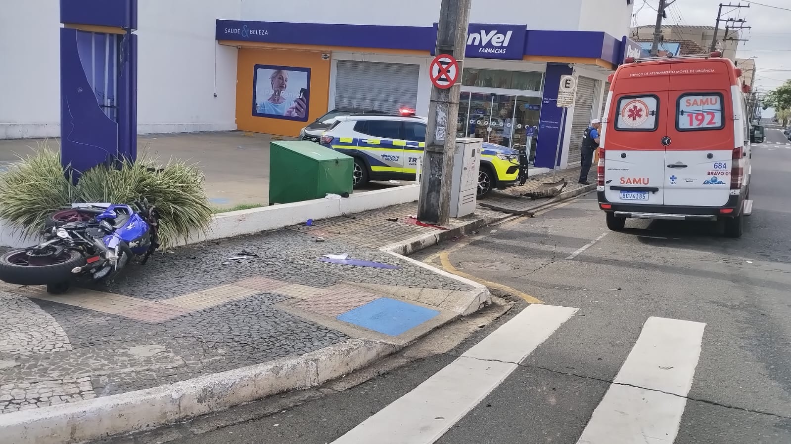 Acidente entre van e moto