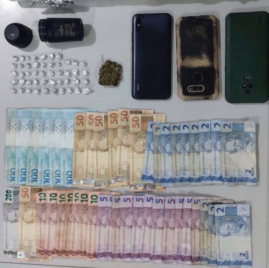 Drogas, dinheiro e celulares apreendidos