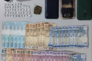 Drogas, dinheiro e celulares apreendidos