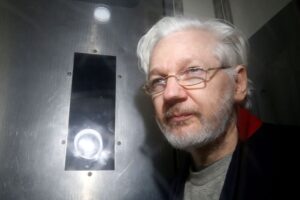 Julian Assange em um elevador.