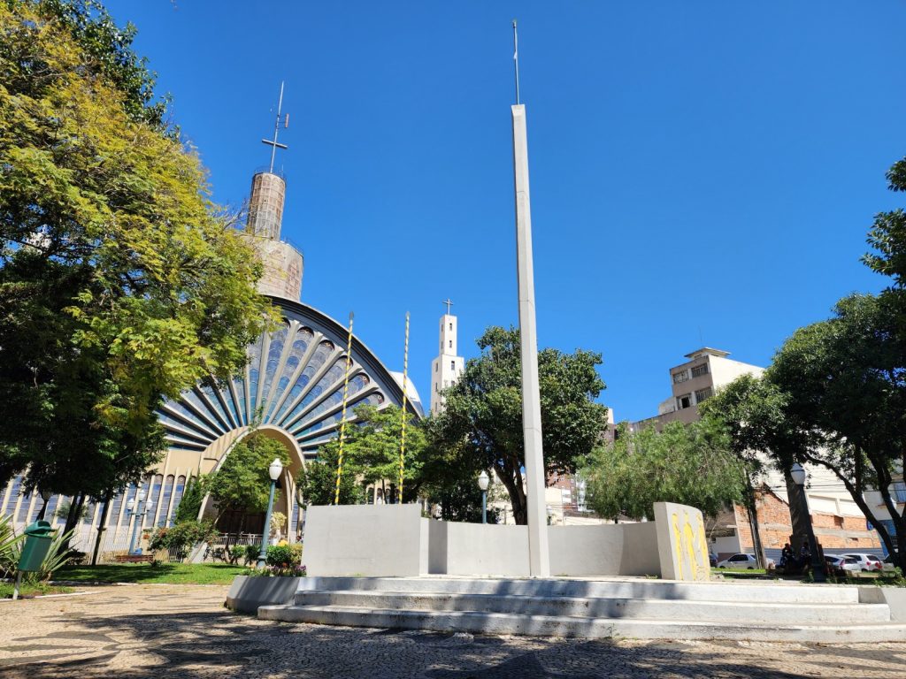 Visão do praça Marechal Floriano Peixoto em Ponta Grossa ilustra a previsão do tempo em PG.