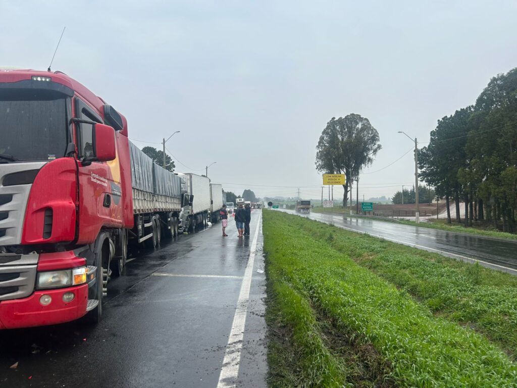Caminhão em fila de veículos na BR-376